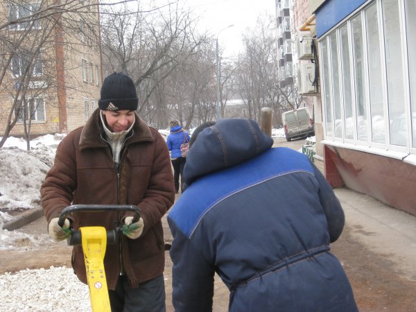 Лужков, уходя, сказал Собянину, что под одним из московских тротуаров зарыт клад (с) Лужков, уходя, сказал Собянину, что под одним из московских тротуаров зарыт клад (с)